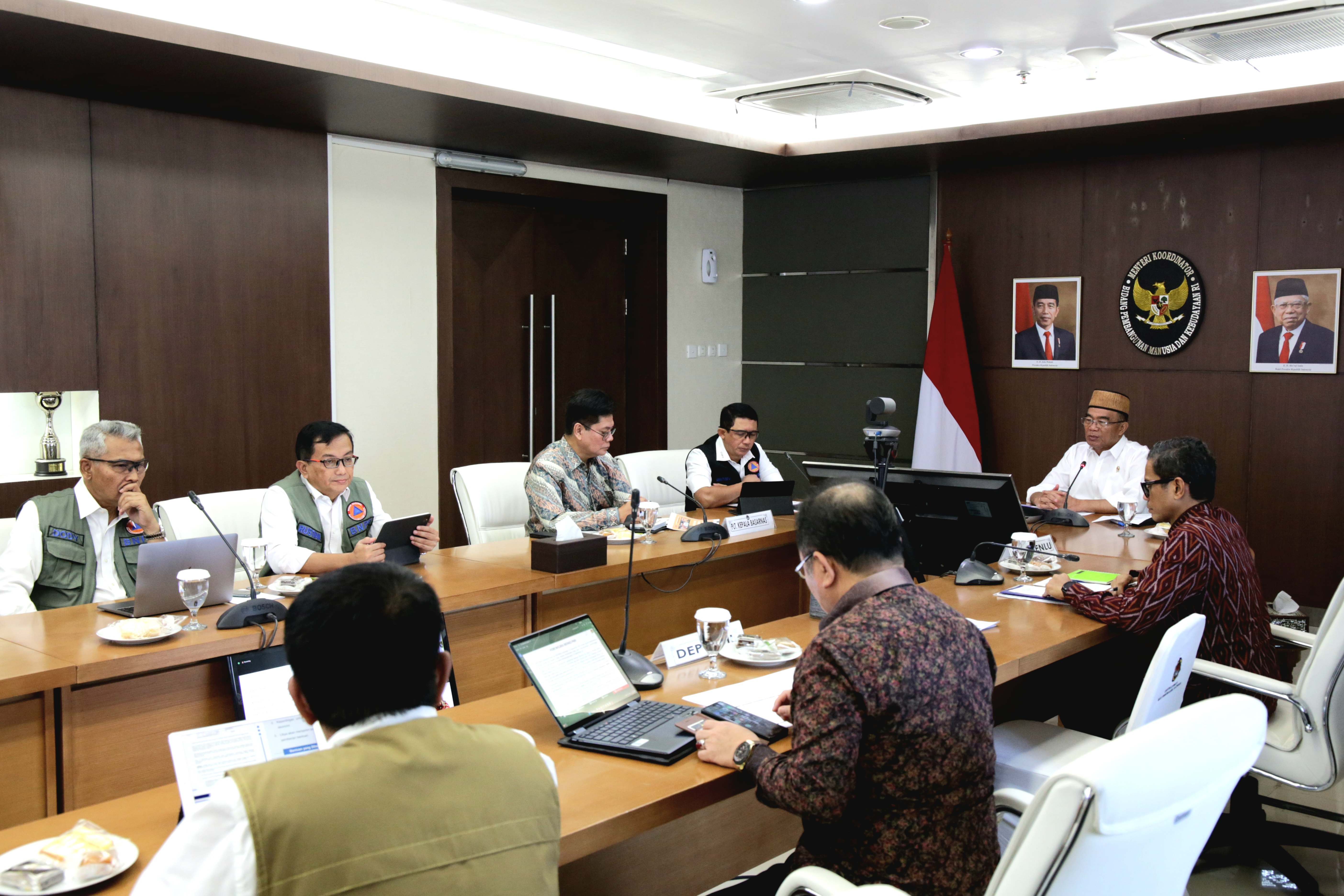 Kepala Badan Nasional Penanggulangan Bencana (BNPB) Letjen TNI Suharyanto (kemeja putih dengan rompi hijau) saat mengikuti Rapat Koordinasi Tingkat Menteri Rencana Bantuan Kemanusiaan Pemerintah Indonesia ke Libya di Kantor Kemenko PMK, Jakarta, pada Jumat (22/9)